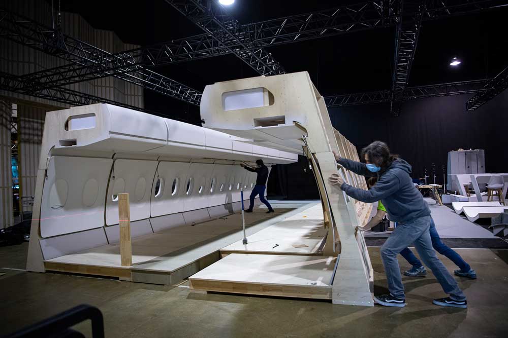 Installation of the modules that make up the airplane decor