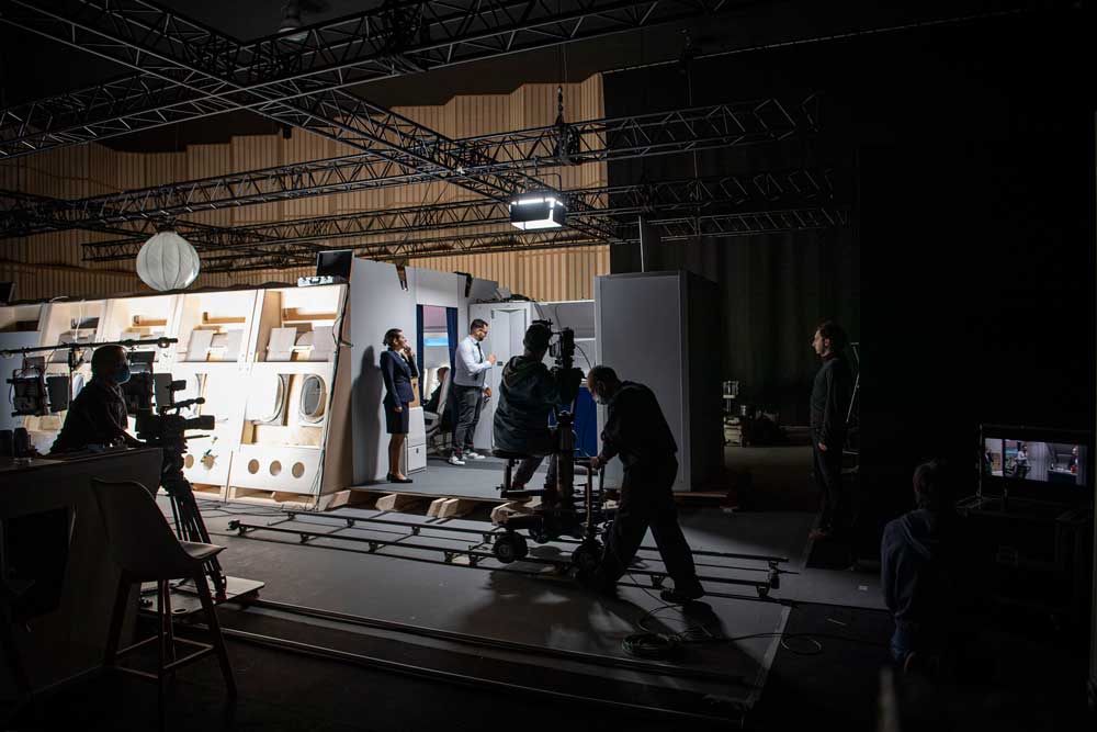 rail exterior traveling plane