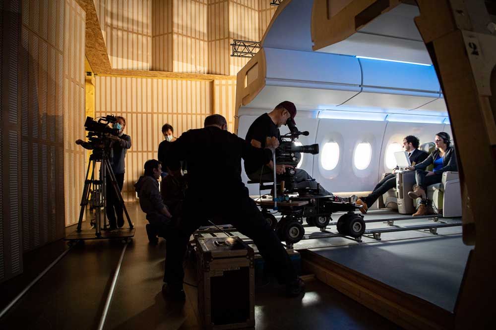 tournage avec rail de travelling à l'intérieur de l'avion