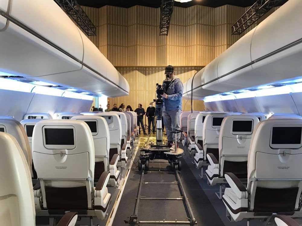 chariot de travelling entre les sièges de l'avion LF7